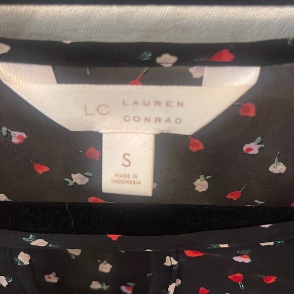 ❤️2/$15 or 3/$21❤️ LC Lauren Conrad Floral Flouncy Pheasant Top, Size Small - Picture 9 of 11